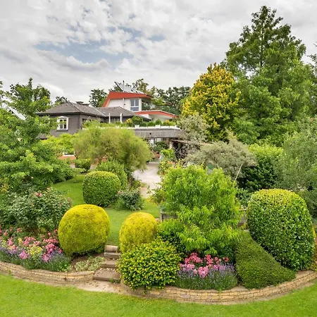 Im Garten - Haus Anna Graz