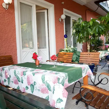 Im Garten - Haus Anna *